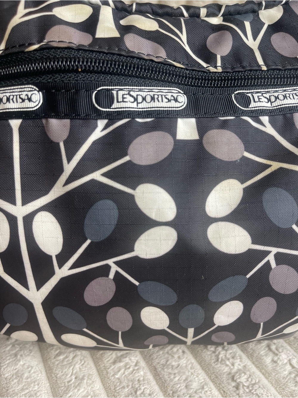 LeSportsac Hobo Black Tree Leaf Berries Print Bag New Without Tags - Picture 6 of 7